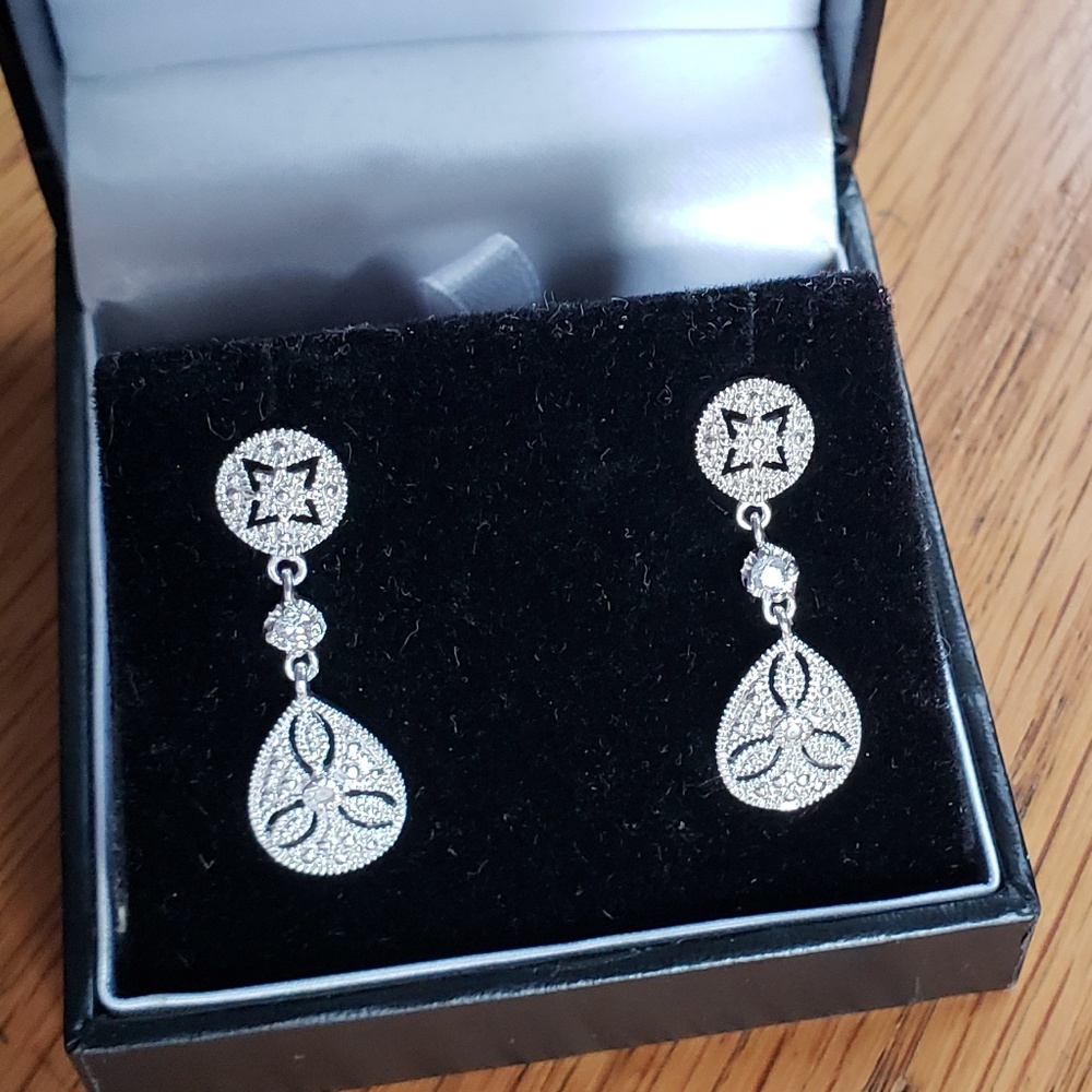 Beautiful bridal style drop earrings